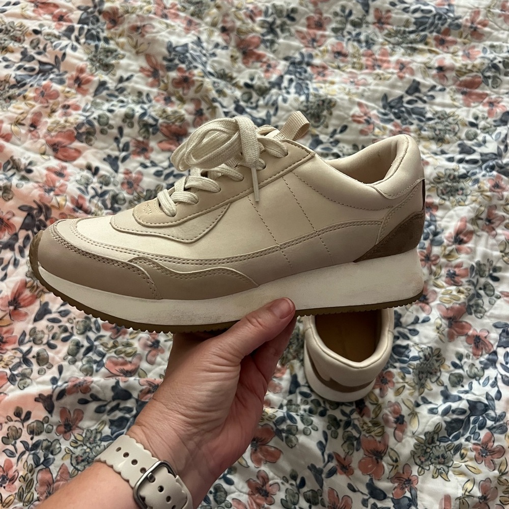 Universal Thread Women's Cream and Tan Sneakers